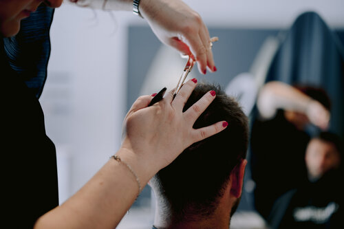 Servizi di taglio capelli uomo presso il salone di bellezza Mara&Beauty a Marcaria (MN)